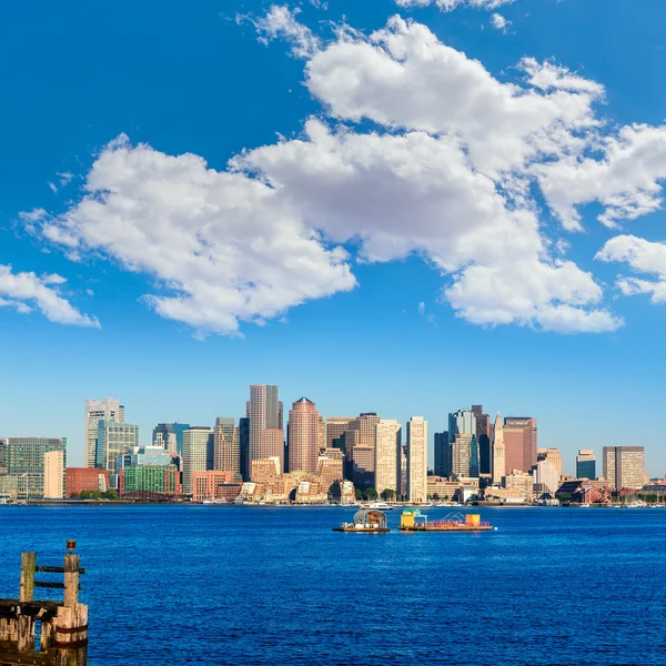 Linha do horizonte de Boston com a luz solar do rio Massachusetts — Fotografia de Stock
