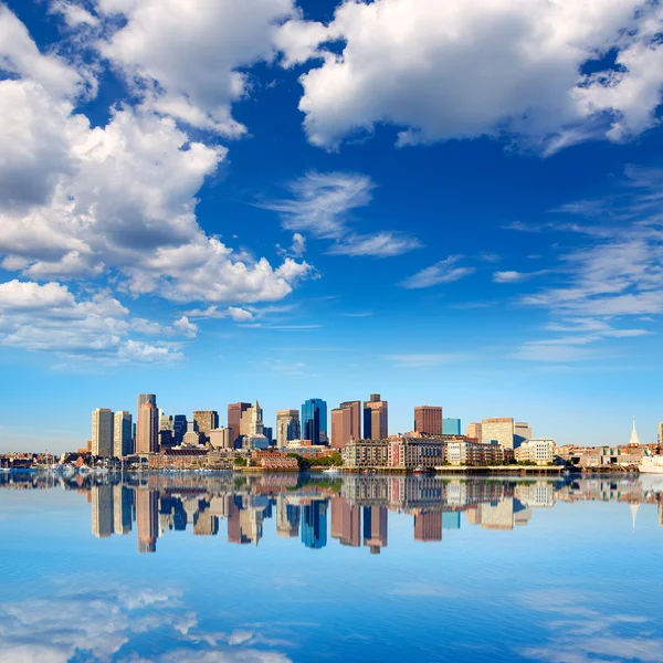 Boston skyline avec lumière du soleil de la rivière Massachusetts — Photo
