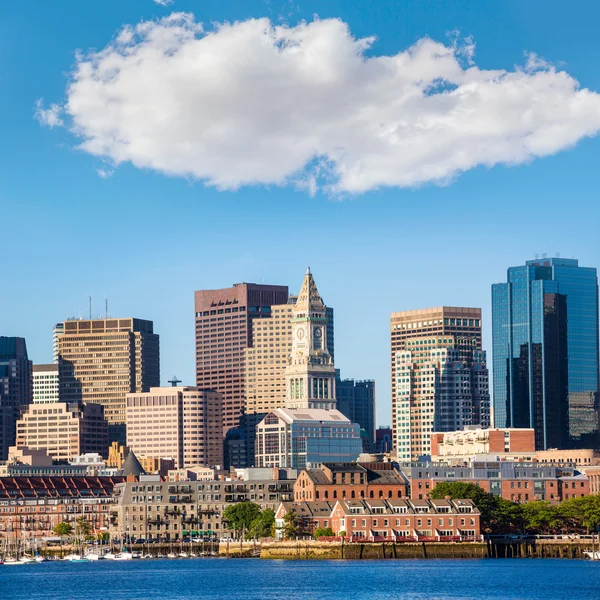 Boston skyline avec lumière du soleil de la rivière Massachusetts — Photo