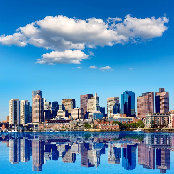 Boston Massachusetts skyline från hamn — Stockfoto