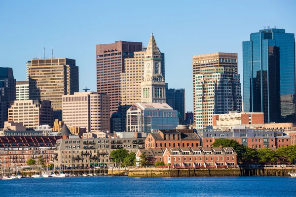 Linha do horizonte de Boston com a luz solar do rio Massachusetts — Fotografia de Stock