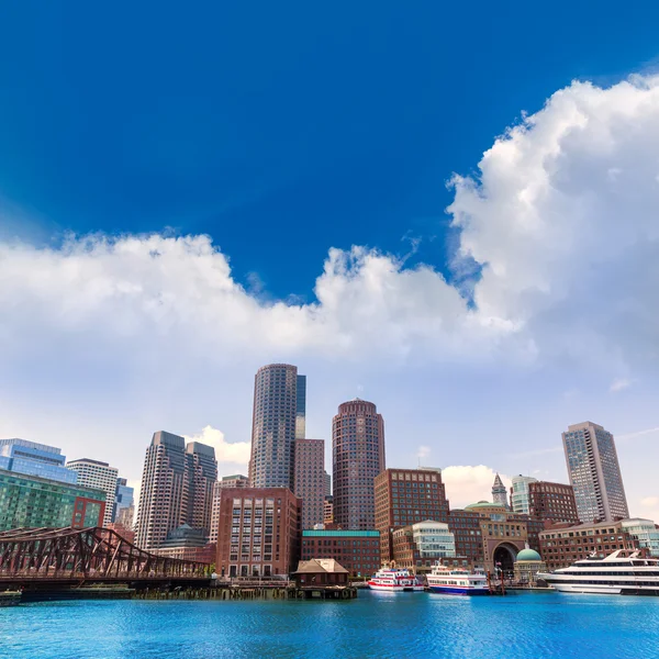 Boston massachusetts skyline von fan pier — Stockfoto