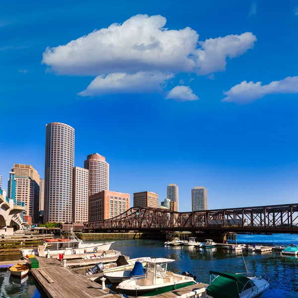 Horizonte de Boston a partir de Fan Pier luz solar Massachusetts — Fotografia de Stock