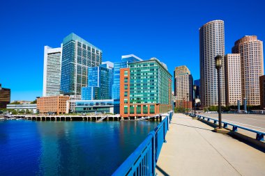 Seaport Bulvarı Köprüsü Boston manzarası