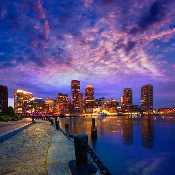 Boston Sonnenuntergang Skyline am Fan Pier massachusetts — Stockfoto