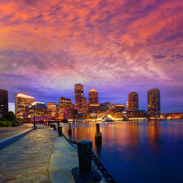 O horizonte do pôr-do-sol de Boston no Fan Pier Massachusetts — Fotografia de Stock