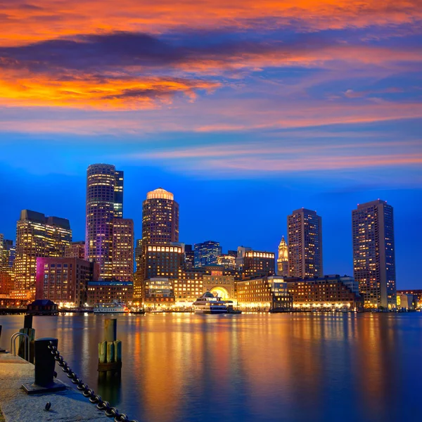 O horizonte do pôr-do-sol de Boston no Fan Pier Massachusetts — Fotografia de Stock