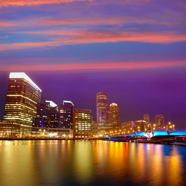 Boston zonsondergang skyline op Fan Pier Massachusetts — Stockfoto