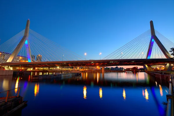 Boston Zakim pont coucher de soleil dans le Massachusetts — Photo