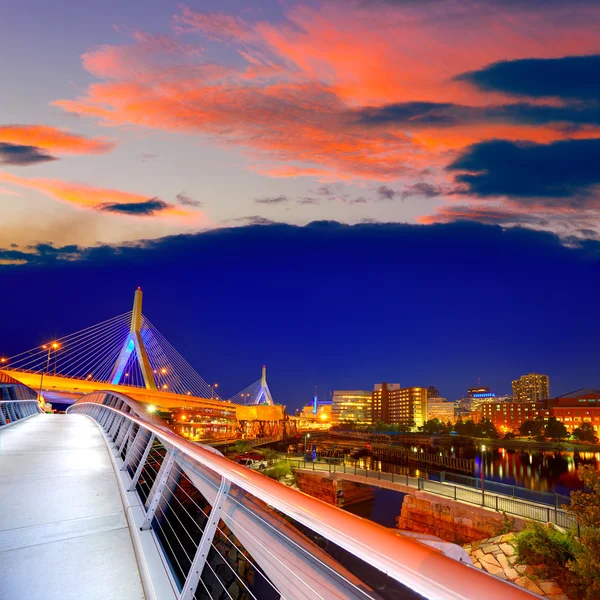 Pôr do sol ponte Boston Zakim em Massachusetts — Fotografia de Stock