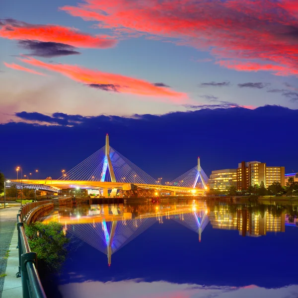 Pôr do sol ponte Boston Zakim em Massachusetts — Fotografia de Stock