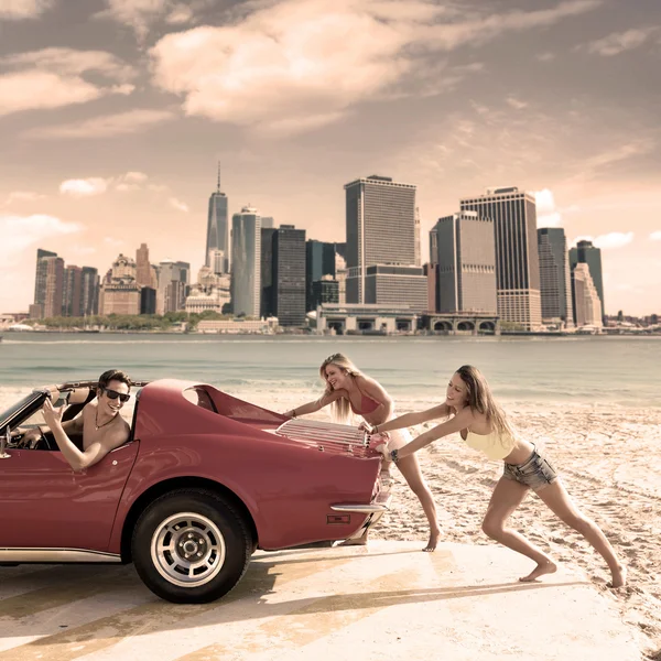 Auto duwen tiener meisjes humor grappige kerel rijden — Stockfoto