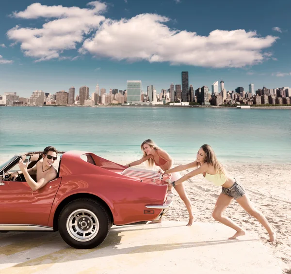 Carro empurrando teen meninas humor engraçado cara condução — Fotografia de Stock