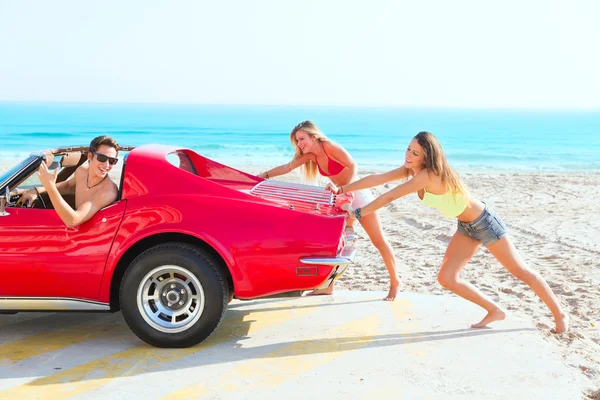 Car pushing teen girls humor funny guy driving — Stock Photo, Image