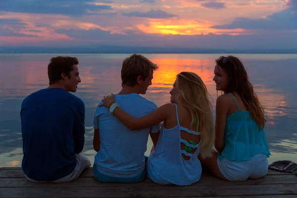 Friends group rear view at sunset fun together — Stock Photo, Image