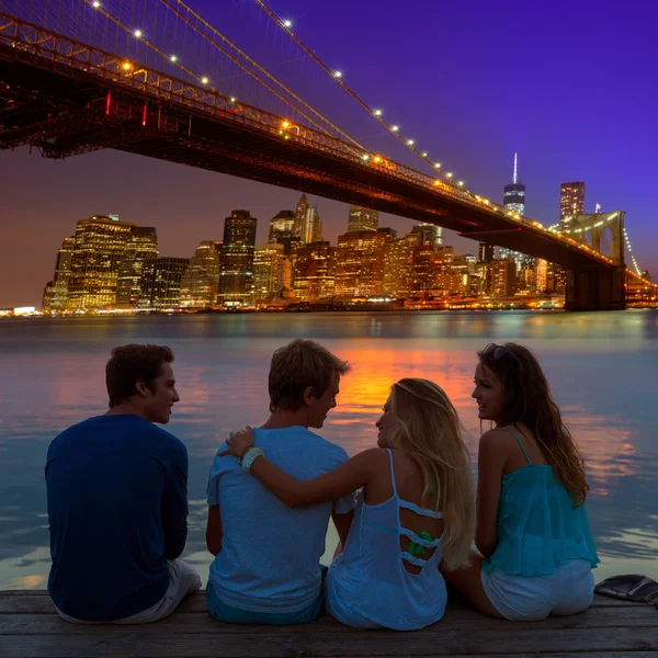 Vrienden groep achteraanzicht op zonsondergang leuke New York — Stockfoto