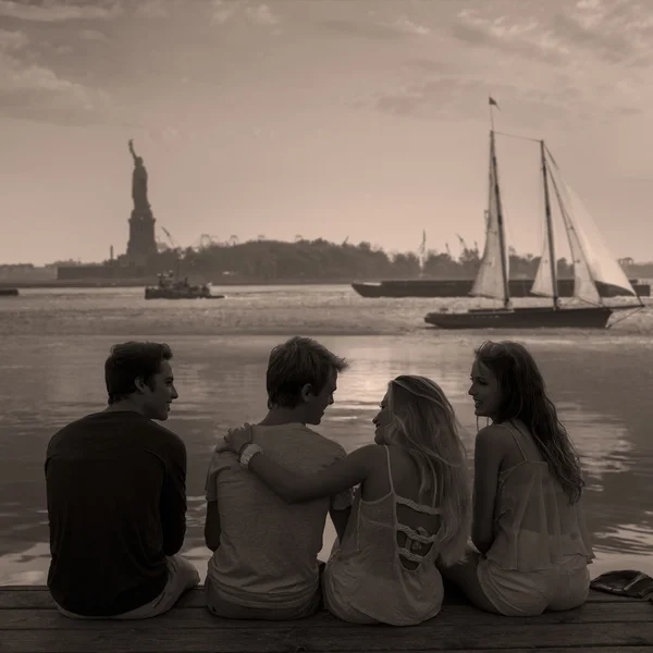 Friends group rückansicht bei untergang spaß new york — Stockfoto