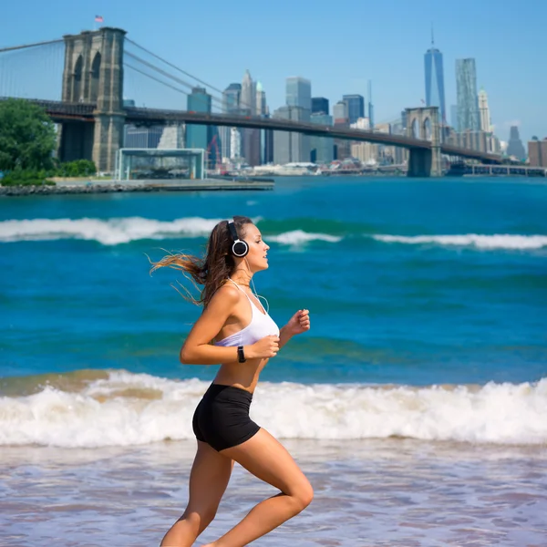 Esmer kız New York Brooklyn bridge uygulamasında çalışan — Stok fotoğraf