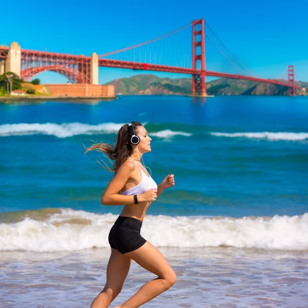 Menina executando San Francisco Golden Gate Bridge — Fotografia de Stock