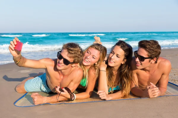 Селфи группа друзей-туристов на тропическом пляже — стоковое фото