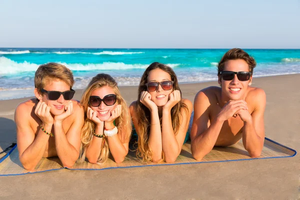 Beach friends together tourits portrait on the sand — Stock Photo, Image