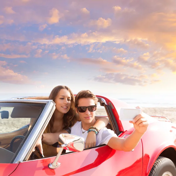 Foto selfie de joven pareja adolescente en convertible —  Fotos de Stock