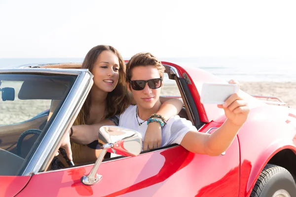 Foto selfie de joven pareja adolescente en convertible — Foto de Stock