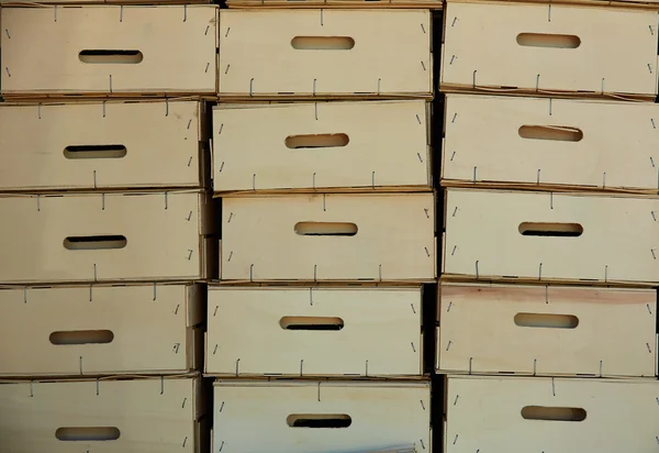 Caixas de colheita de madeira agricultor empilhadas em fileiras — Fotografia de Stock