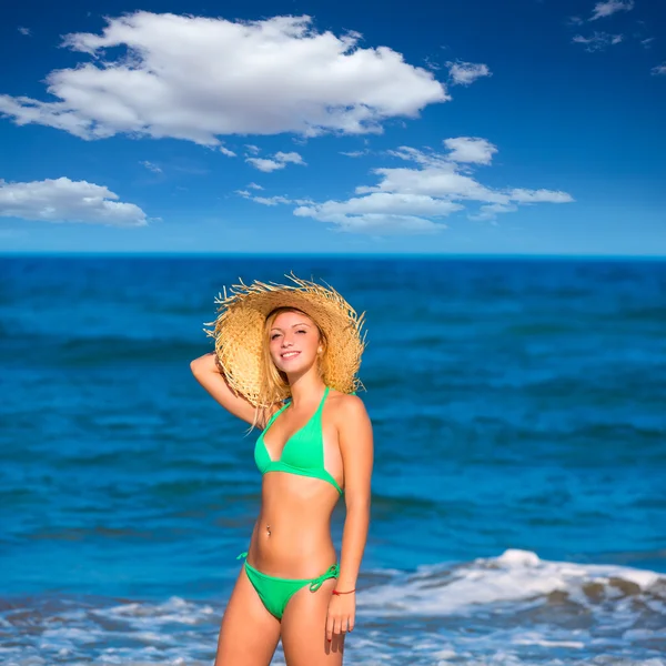 Blond tourist girl in a tropical summer beach — Stock Photo, Image