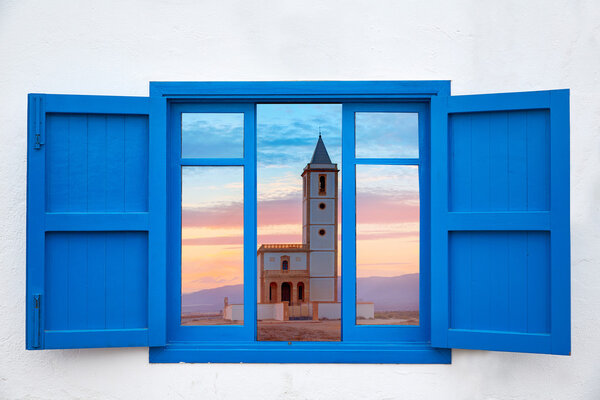 Окно церкви Кабо-де-Гата-Салинас в Альмерии
