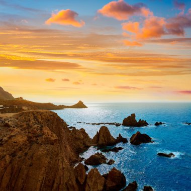 Almeria Cabo de Gata las Sirenas kayalar üzerine gelin.