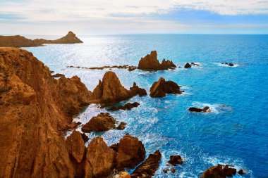 Almeria Cabo de Gata las Sirenas kayalar üzerine gelin.