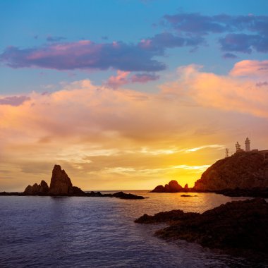 Almeria Cabo de Gata deniz feneri günbatımı İspanya