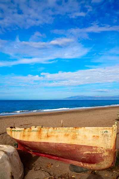 阿尔梅里亚 Cabo de Gata 搁浅在海滩的小船 — 图库照片