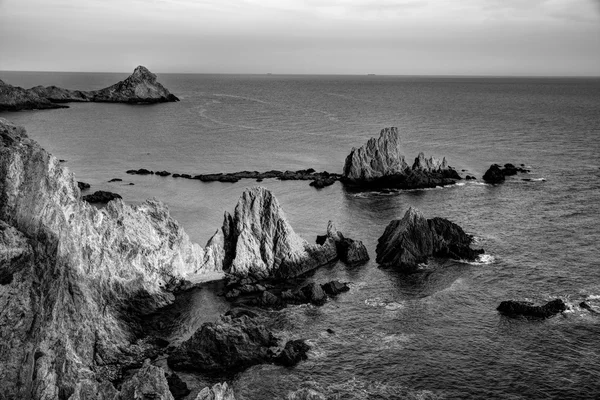 Almeria Cabo de Gata las Sirenas kayalar üzerine gelin. — Stok fotoğraf