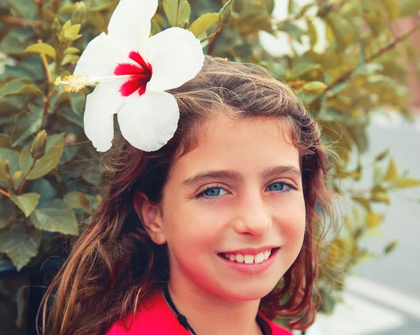 Κορίτσι όμορφο παιδί με Ιβίσκος λουλούδι στα μαλλιά — Φωτογραφία Αρχείου