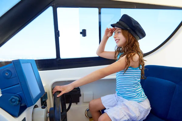 Dziecko dziewczynka udając się czapkę marynarza kapitan w łodzi — Zdjęcie stockowe