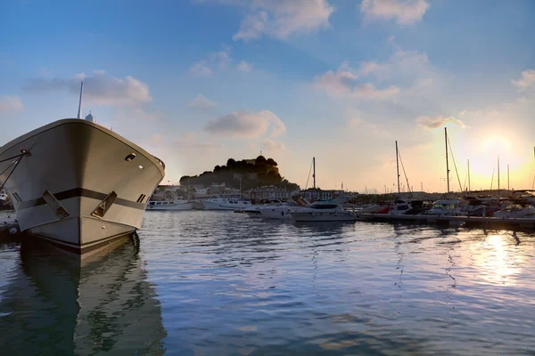 Denia portu zachód słońca w przystani w alicante, Hiszpania — Zdjęcie stockowe