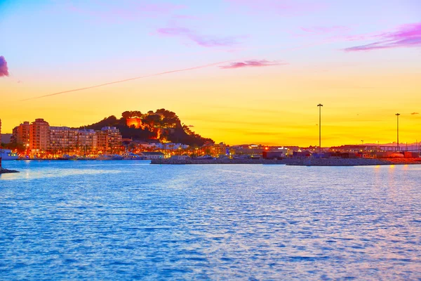 Denia tramonto skyline villaggio al crepuscolo di Alicante — Foto Stock