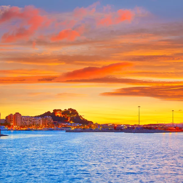 Denia sunset village skyline ao anoitecer em Alicante — Fotografia de Stock