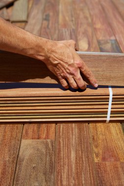 IPE güverte yükleme marangoz ahşap tutan eller