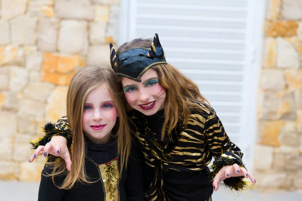 Halloween enfant filles costume geste effrayant — Photo