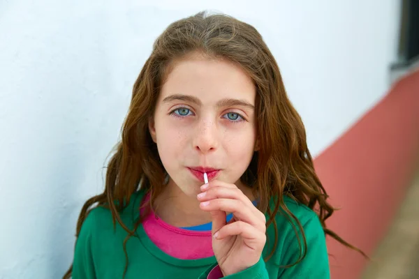 Belos olhos azuis criança gils comer pirulito doce — Fotografia de Stock