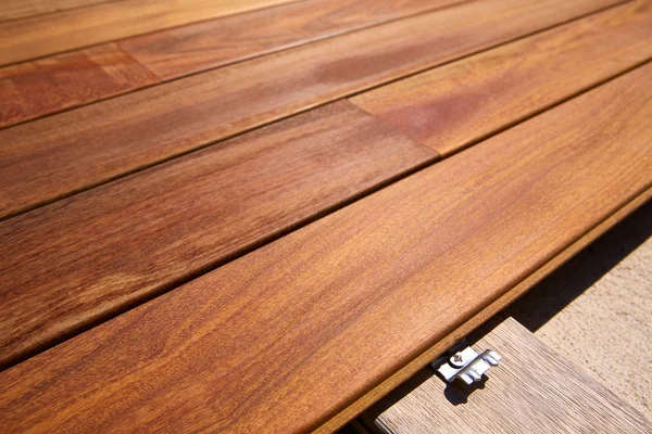 Verbindungselemente für die Verlegung von Rohrdecks aus Holz — Stockfoto