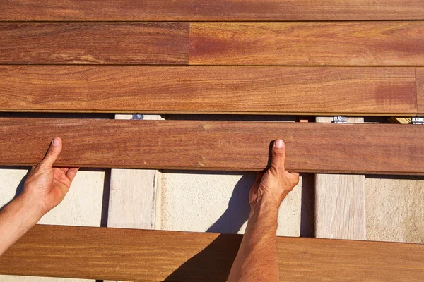 Verbindungselemente für die Verlegung von Rohrdecks aus Holz — Stockfoto