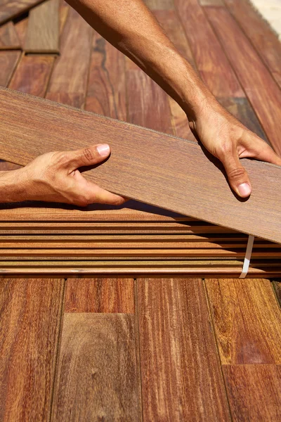 Ipe deck installation carpenter hands holding wood — Stock Photo, Image