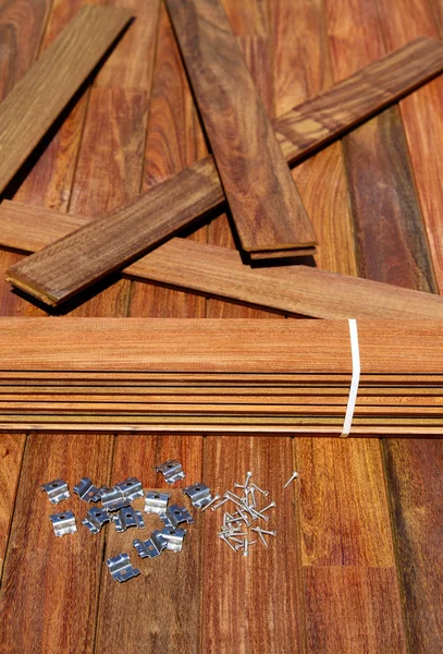 Rohrleitungsdeck Holzmontage Schrauben Clips Befestigungen — Stockfoto