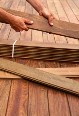 IPE güverte yükleme marangoz ahşap tutan eller