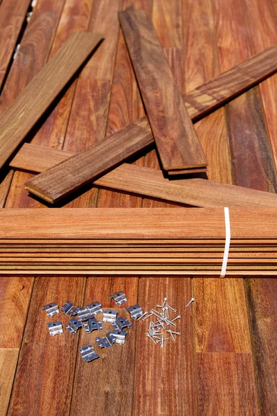 Ipe deck wood installation screws clips fasteners — Stock Photo, Image