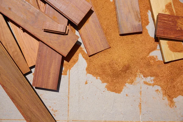 Pedaços de serragem e decks de carpinteiro — Fotografia de Stock